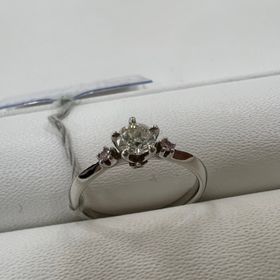 【bijou SOPHIA(ビジュソフィア)】の口コミ シリーズの中では割とシンプルめなデザインを選びました。真ん中のダイヤは...