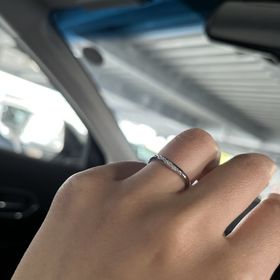 【銀座ダイヤモンドシライシの口コミ】 店頭に入り、いくつか試す中で旦那と一目惚れで購入しました。シンプルな…