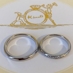 【ケイウノ ブライダル(K.UNO BRIDAL)の口コミ】 斜めにダイヤモンドが入っているデザインが気に入っています。正面からは…