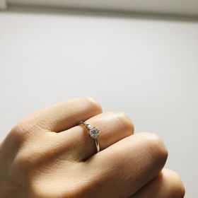 【アンジェリックフォセッテ(Angelique Fossette)の口コミ】 メインのダイヤの両脇にメレダイヤが並ぶデザインはよく見ますが、購入し…