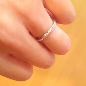 【俄(にわか)の口コミ】 セットリングになっていて、デザインがペアで同じデザインなのではなく対…