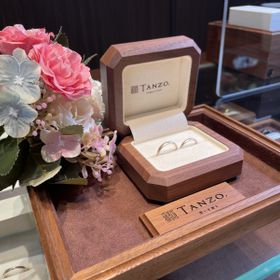 【TANZO.(鍛造指輪)の口コミ】 指輪の形状は着け心地の良さで丸みがある平甲丸ストレートにしました。デ…