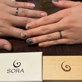 【SORA(ソラ)の口コミ】 個性的な指輪がいいなと思っていて、単色ではなく複数色を扱う部分に魅力…
