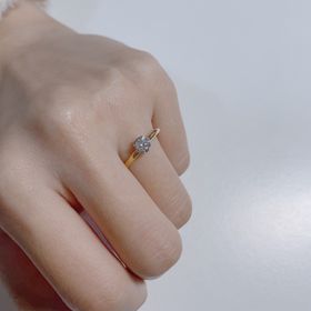 【Galopine & Galopin(ガロピーネガロパン)の口コミ】 指輪の金色と、指輪ケースの白色が見事にマッチしており、ダイヤモンドが…