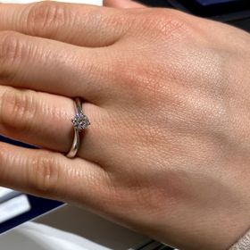 【4℃ BRIDAL(ヨンドシーブライダル)の口コミ】 こちらの指輪は王道のスタンダードなデザインの指輪でした。スタンダード…