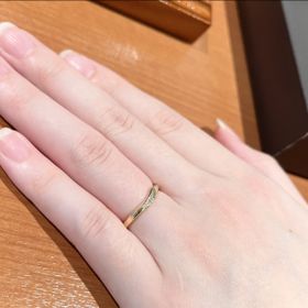 【AFFLUX(アフラックス)の口コミ】 シンプルだけど華やかさがある指輪を探していたため、ダイヤ3つのFlashと…