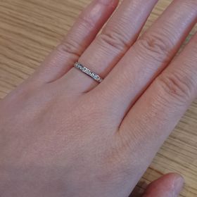 【PILOT BRIDAL(パイロットブライダル)の口コミ】 シンプルだけどダイヤが大きく見えるようなデザインと、裏側が滑らかに加…
