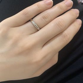 【銀座ダイヤモンドシライシの口コミ】 シンプルで普段使いしやすいデザインに惹かれて購入を決断しました。
つけ…