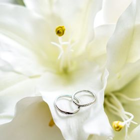 【4℃ BRIDAL(ヨンドシーブライダル)の口コミ】 指輪のデザインはシンプルですが、ウェーブがかかっていて着用してみると…