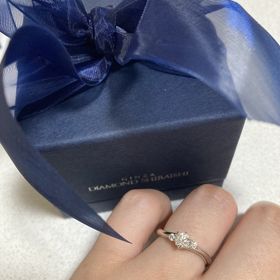 【銀座ダイヤモンドシライシの口コミ】 ウェーブタイプで探していたところ、横のデザインも凝っていてどの角度か…