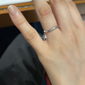 【銀座ダイヤモンドシライシの口コミ】 指輪のデザインが控えめだったことが1番にあります。毎日つけるものなので…