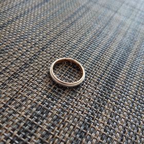 【BIJOUPIKO(ビジュピコ)の口コミ】 シンプルな指輪を探していたときに見つけました。中央にシルバーのライン…