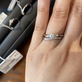 【I's stone(アイズストーン)の口コミ】 他ブランドにはない、正面に大小のダイヤモンドが4つ並んでいて、色の配置…