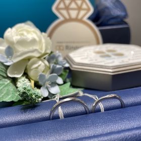 【銀座ダイヤモンドシライシの口コミ】 V字が目立たない程度の形状で、一部マット加工がなされているのが自分の指…