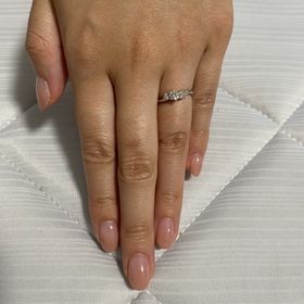 【銀座ダイヤモンドシライシの口コミ】 デザインはスマイリングスズランにしました。ゴージャス過ぎず、それでい…