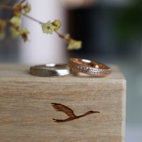 【鶴(mikoto)の口コミ】 指輪のデザインは半剣腕のものがとても気に入りました。指輪のデザインの…