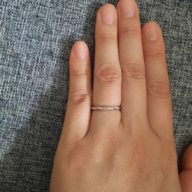 【銀座ダイヤモンドシライシの口コミ】 デザインは日本のつたが絡むデザインがいーなといって、いろんな指輪メー…