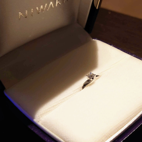 【俄(にわか)の口コミ】 手が小さめだったため、華奢な指輪を探していました。
海外ブランドも試着…