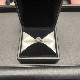 【エクセルコダイヤモンド(EXELCO DIAMOND)の口コミ】 ダイヤの輝きが良かったことと、指輪のデザインがお洒落だった。センター…