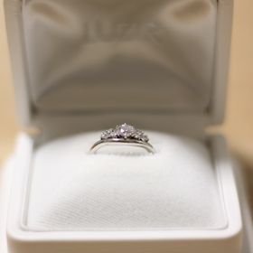 【LUZIR(ルジール)】の口コミ リーズナブルなのに高品質なダイヤモンドと上品なデザインが決め手です。
...