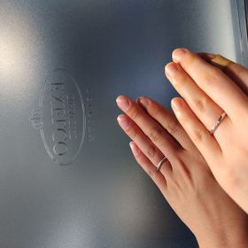 【エクセルコダイヤモンド(EXELCO DIAMOND)の口コミ】 形がウェーブになっていて指馴染みが良く、指がきれいに見えました。
また…