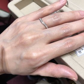 【モニッケンダム(MONNICKENDAM)の口コミ】 指輪がハーフエタニィタイプになっており、ダイヤがたくさん着いてキラキ…