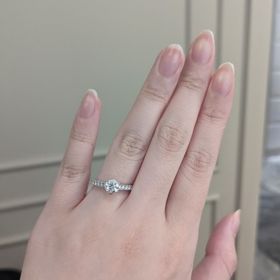 【ラザール ダイヤモンド(LAZARE DIAMOND)の口コミ】 中央のダイヤの大きさが際立ち、リング部分のダイヤもしっかりあるタイプ…