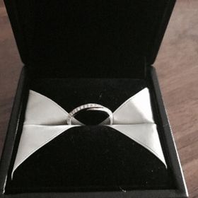 【エクセルコダイヤモンド(EXELCO DIAMOND)の口コミ】 ダイヤが12個入っていて、内側から外側にかけて流れるようなデザインに惹…