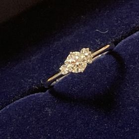 【銀座ダイヤモンドシライシの口コミ】 結婚指輪と婚約指輪を一緒につけて可愛いデザイン。結婚指輪は、普段から…