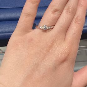 【銀座ダイヤモンドシライシの口コミ】 両サイドのメレダイヤがしっかりと主張するデザインです。センターダイヤ…