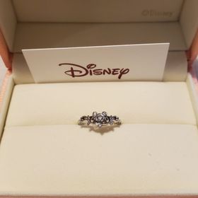 【ケイウノ ブライダル(K.UNO BRIDAL)の口コミ】 デザインもさることながら、婚約指輪でも普段使いができやすいように台座…