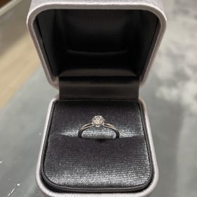 【GALA JEWELRY(ガラジュエリー)の口コミ】 中央のダイヤを6枚の花弁で支えているデザインが花のようで、彼女の可愛ら…