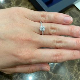 【ENUOVE(イノーヴェ)の口コミ】 手元が華やかに見える指輪を探しており、こちらがとても好印象で試着しま…