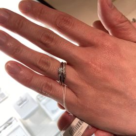 【俄(にわか)】の口コミ センターダイヤの左側にメレダイヤがさりっげなく入っている可愛いデザイン...