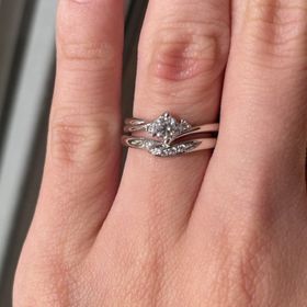 【アイプリモ(I-PRIMO)の口コミ】 別のブランドの婚約指輪を頂いていたため、この婚約指輪に合うデザインの…