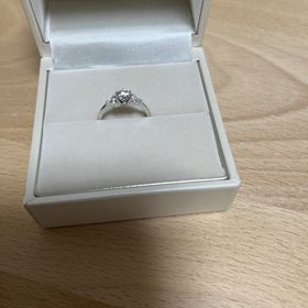 【宝寿堂(ほうじゅどう)の口コミ】 結婚指輪はシンプルなデザインにする予定なので、婚約指輪は華やかなデザ…