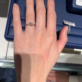 【銀座ダイヤモンドシライシの口コミ】 デザインが可愛く、ストレートタイプですが、真ん中のダイヤモンドの左右…