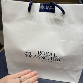 【ROYAL ASSCHER(ロイヤル・アッシャー)の口コミ】 私たちの出会いがオランダだったため、指輪もオランダの有名なブランドに…