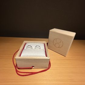 【TOMOE(トモエ)の口コミ】 指輪の中央にピンクゴールドの一本のラインがさりげなく入っていて、2人に…