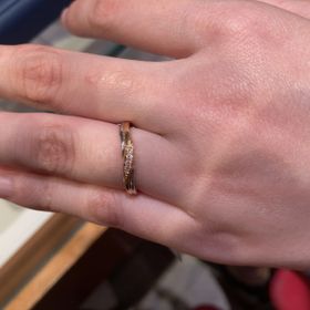 【銀座ダイヤモンドシライシの口コミ】 デザインはウェーブタイプ、色はイエローゴールドとプラチナのコンビネー…