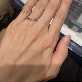 【銀座ダイヤモンドシライシの口コミ】 ウェーブデザインで探しており
ウェーブデザインのものしか試着はしていま…