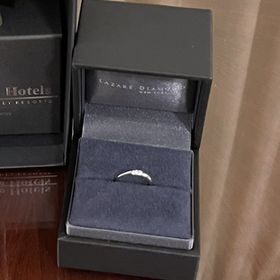 【ラザール ダイヤモンド(LAZARE DIAMOND)の口コミ】 普段使いできる指輪が欲しかった為、一粒ダイヤではなく、あえてこのデザ…