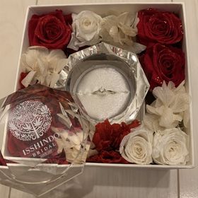 【一真堂の口コミ】 プロポーズの際にこちらの指輪をいただきました。箱にドライフラワーが入…