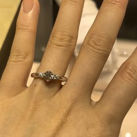 【TASAKI(タサキ)の口コミ】 両側にメレダイヤが付いているのと、中央に向かって細くなるデザインのた…