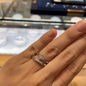 【BIJOUPIKO(ビジュピコ)の口コミ】 婚約指輪は別のブランドのものになります。
婚約指輪と重ねた時に綺麗にみ…