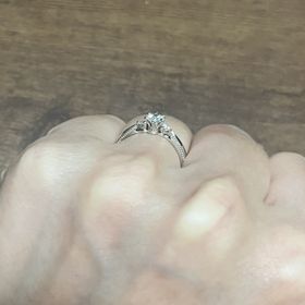 【エクセルコダイヤモンド(EXELCO DIAMOND)の口コミ】 王冠デザインの石座がとても可愛くて一目惚れしました。サイドのミル打ち…