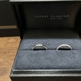 【ラザール ダイヤモンド(LAZARE DIAMOND)の口コミ】 ハーフエタニティの中でも真ん中のダイヤが一つだけ大きく、他にはないデ…
