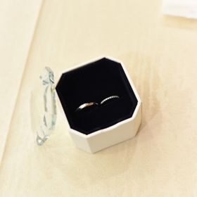 【ヴァンドーム青山(VENDOME AOYAMA)の口コミ】 婚約指輪を決めてから結婚指輪を探しました。
婚約指輪と結婚指輪二本重ね…