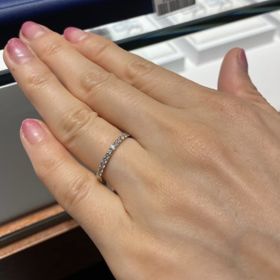 【銀座ダイヤモンドシライシの口コミ】 指輪自体は華奢な細いラインのデザインでありながらも、豪華に見えるハー…