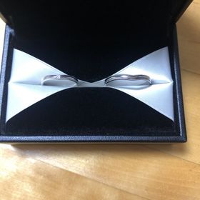 【エクセルコダイヤモンド(EXELCO DIAMOND)の口コミ】 ミル打ちに一目惚れし、このデザインにしました。
また他社で購入した婚約…